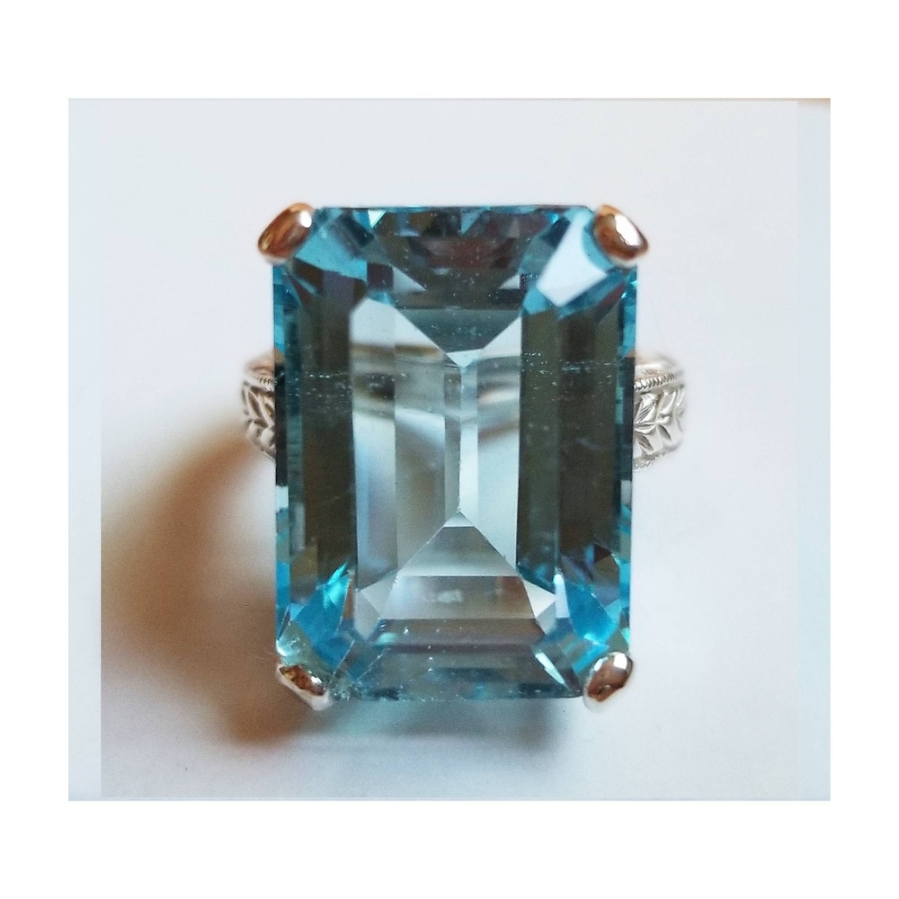 Genuine Blue Topaz Cocktail Ring Ring in Silver Setting 20 Carats - Picture 3 of 8